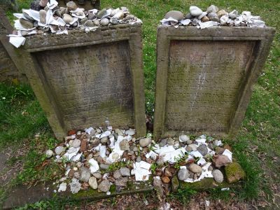 Gravstenar över Rabbi Meir von Rothenburg (död 1293) och Alexander ben Salomo Wimpfen (död 1307).